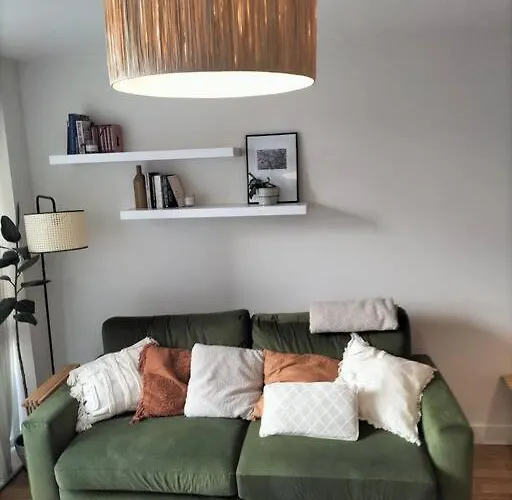 Spacious 2-Bedroom Apartment In Central Location, Modern Amenities, Walking Distance To Attractions